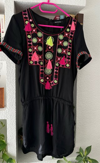 Mono negro con bordados neon