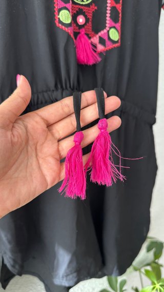 Mono negro con bordados neon