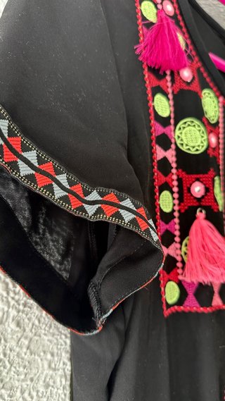 Mono negro con bordados neon