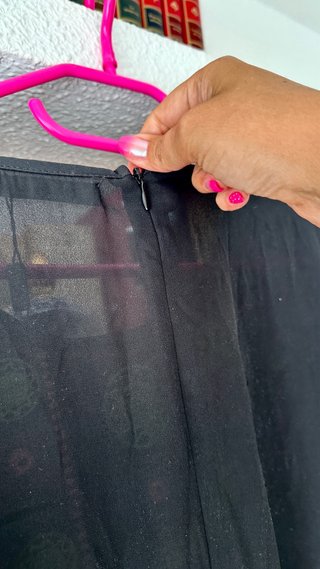 Mono negro con bordados neon