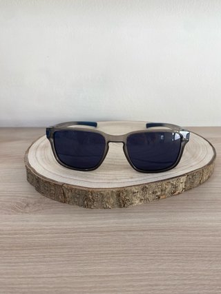 Gafas de sol azules y grises