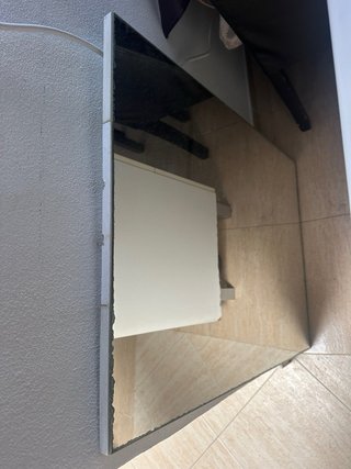 Mueble de baño con lavabo, grifo y espejo.