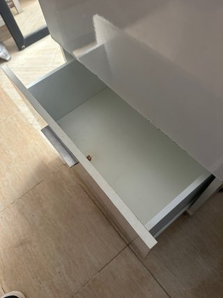 Mueble de baño con lavabo, grifo y espejo.