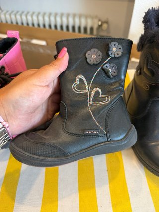 Botas niña rosa y negras casi sin uso