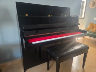 Piano de pared Petrof y Banqueta de Piel