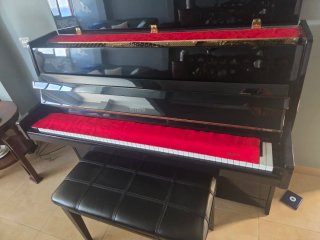 Piano de pared Petrof y Banqueta de Piel