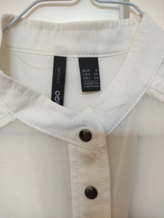 Camisa Mango Blanca Transparencia y Tachuelas