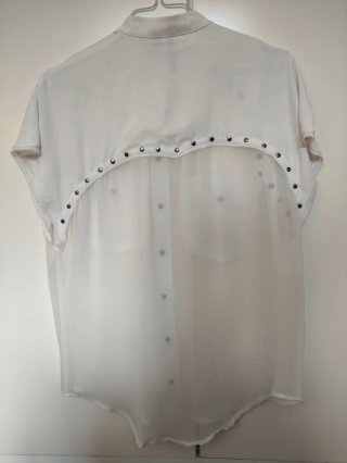 Camisa Mango Blanca Transparencia y Tachuelas