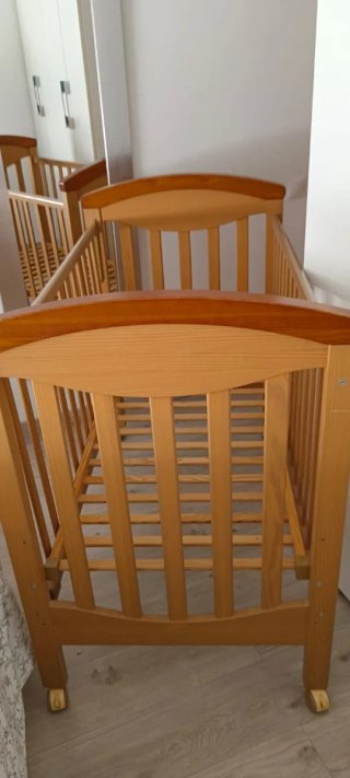 Cuna de madera con osito