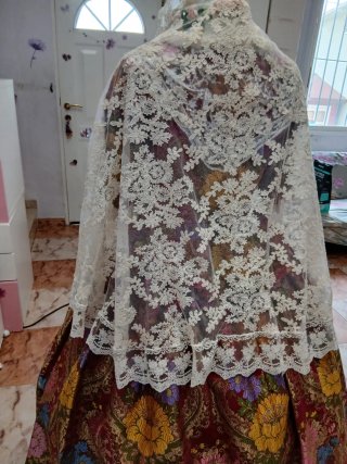 Mantilla fallera media luna a estrenar