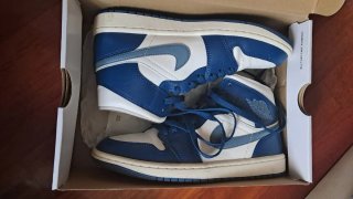 Zapatillas Air Jordan 1 Azul y Blanco.