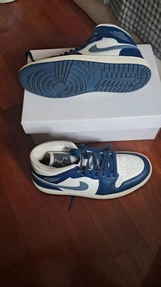 Zapatillas Air Jordan 1 Azul y Blanco.