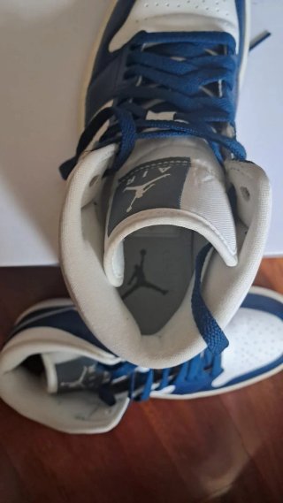 Zapatillas Air Jordan 1 Azul y Blanco.