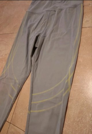 Leggings deportivos grises con diseño