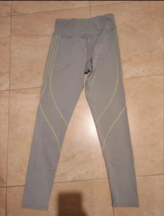 Leggings deportivos grises con diseño