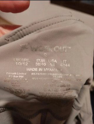 Leggings deportivos grises con diseño