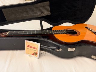 Guitarra Alhambra 7P con estuche