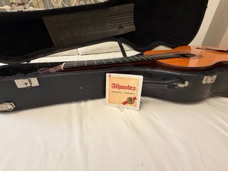 Guitarra Alhambra 7P con estuche