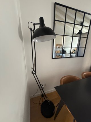 Lámpara de pie industrial negra