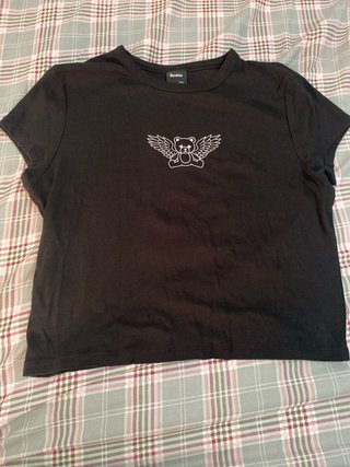 Camiseta Bershka negra con oso y alas