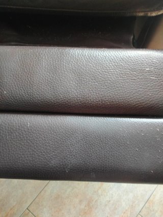 Sillón reclinable de piel marrón oscuro