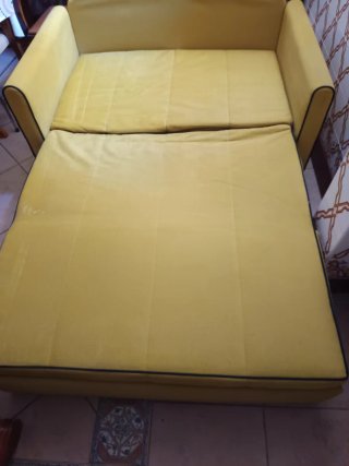 Sofá cama amarillo 5 meses de uso