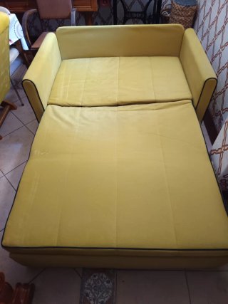 Sofá cama amarillo 5 meses de uso