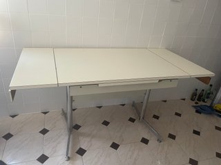 Mesa de cocina extensible blanca y metal