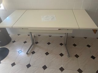 Mesa de cocina extensible blanca y metal