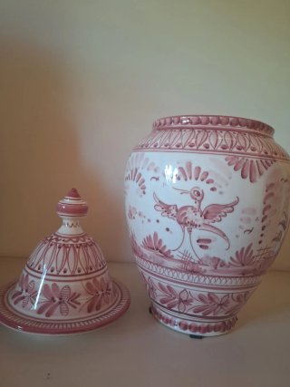 Jarrón de cerámica con tapa decorado a mano