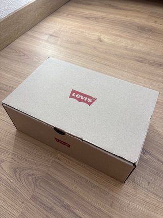 Zapatillas Levi's Blancas y Beige