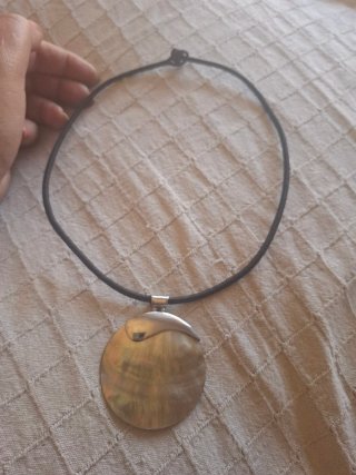 Colgante concha nácar y acero.cordón ajustable