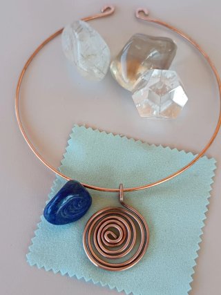 Gargantilla cobre con colgante espiral