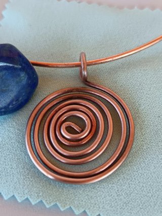 Gargantilla cobre con colgante espiral