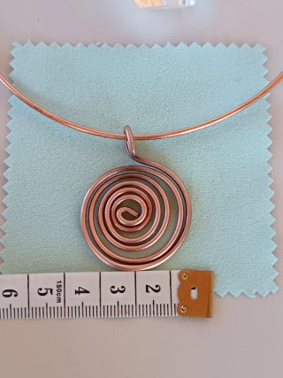Gargantilla cobre con colgante espiral