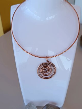 Gargantilla cobre con colgante espiral