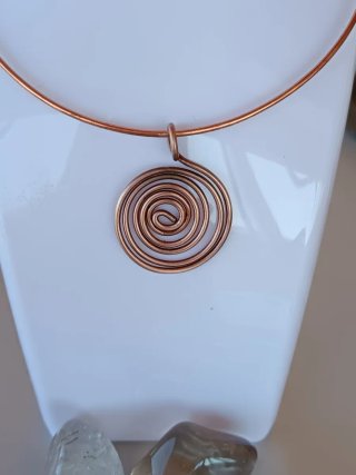 Gargantilla cobre con colgante espiral