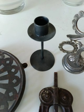 Lottanti di antiquariato: candelabro, cavatappi, ecc.