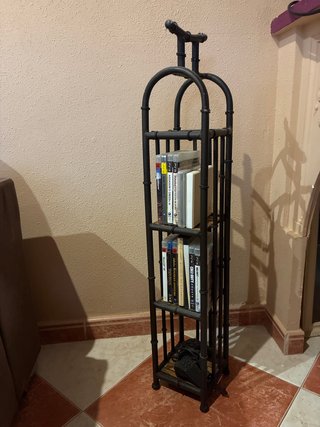 Estantería Torre Metálica Negra/marrón chocolate.
