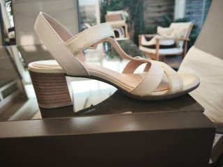 Sandalias Geox Beige y Dorado
