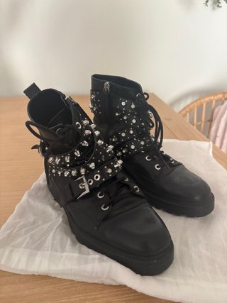 Sandalias BSK con hebillas y botas ZARA piel.