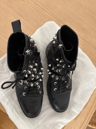 Sandalias BSK con hebillas y botas ZARA piel.