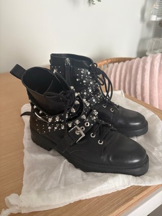 Sandalias BSK con hebillas y botas ZARA piel.