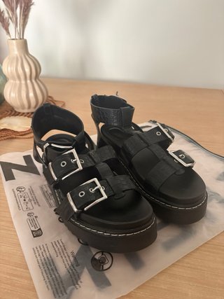 Sandalias BSK con hebillas y botas ZARA piel.