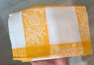 Tovaglia a quadri gialla con fiori