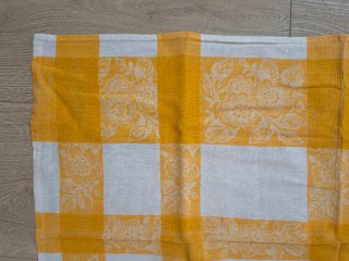 Tovaglia a quadri gialla con fiori