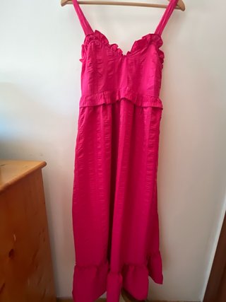 Vestido largo rosa con volantes y sandalias 37