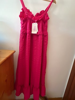 Vestido largo rosa con volantes y sandalias 37