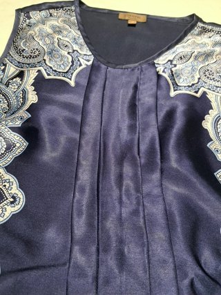 Blusa Cortefiel azul y blanca satinada