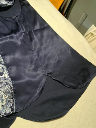 Blusa Cortefiel azul y blanca satinada